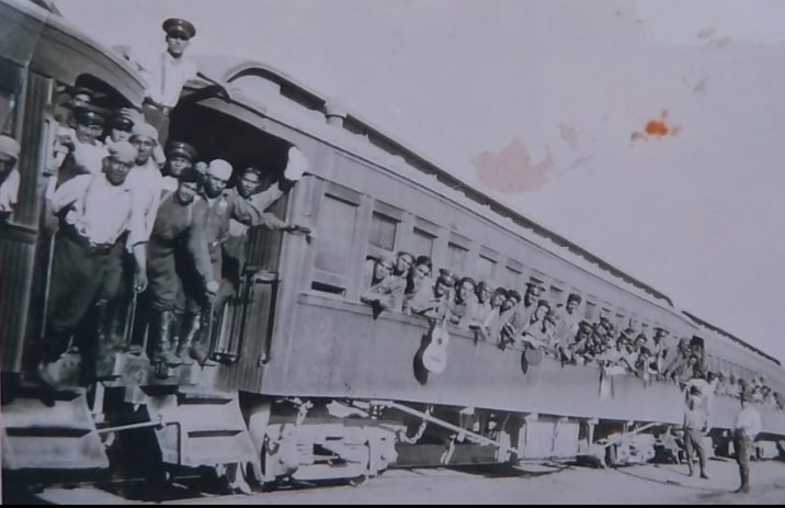 Vagón del tren con mucha gente que posa para la foto. Agradecimiento al Archivo PRORIMC de la Facultad de Ciencias Sociales - UNSJ -. Prest.N°1766. Cortéz, Cintia Beatriz. S/referencia.